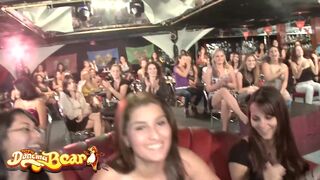 Táncoló medvék - stripperek és forró nőstények élvezik a méretes faszok szopogatását