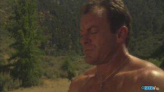 A együttlét lovaglása megvadítja a kolosszális cickós brúnét, megállnak fordított cowgirlért és arcra permézve