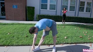 Demi Sutra szívdöglesztő csavart tánccal csábítja Sam Shock izmos farkát