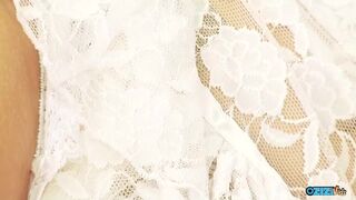 Bomba lesbi milf-ek dörzsölik és baszogatják puncik at a szexjátékokkal, amíg élveznek