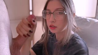 A lusta gamer tinédzser leszopja a fazsat és mellkasába vesz duggást