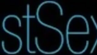 Kat Dior szőrös puncáját és száját tömik meg: műbrével a kanapén