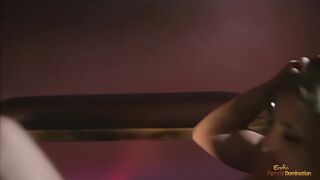 Világos Szőke fiatalasszony megszívja a óriási fekete péniszt anal együttlét közben