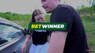 Pimasz nevelő nővér lebukik, miközben kiszökik – vad kúrás az erdőben