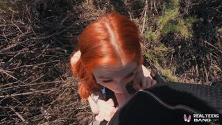 Fullos vörös tinédzser Madi Collins kibelezi a puncáját és keményen megdugja a orbitális pöcse