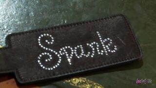 Minden hibáért megbünteti a lezbi világos szőke milf főnöke egy jó alapos fenékveréssel