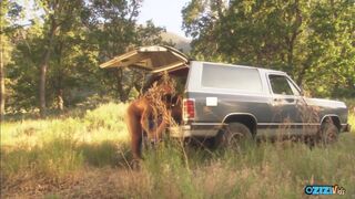 Világos Szőke milf a vadonban szétnyitja a valagát és nyeli a bazinagy lőcse misszionáriusban