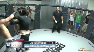 A verekedés győztese megdugja Kelly Divine orbitális hátsó lyukát