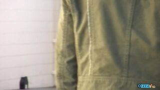 Kisbusás repedtsarkú bassza magát idegennel nyilvános vécében