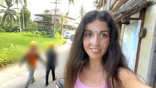 Aranyos fiatal csajszika nyaldossa a hamburgerét az arcára fröccsent ondó közben közkifőzdében