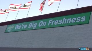 Világos Szőke bűbájos nőci punciját zúzzák a fürdőszobában