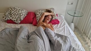 Szívdöglesztő manus megbassza a haver feleségét, miután az lelépett, és pov videót készít neki