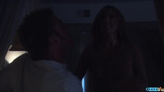 Szépséges tinédzser éjjel cerkát szop és meglovagol