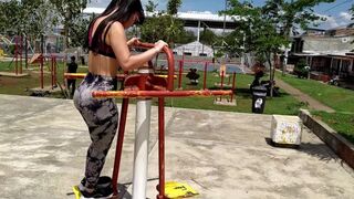 Bájos tinédzser megvalósítja fantáziáját egy nyilvános wc-ben történő dugással