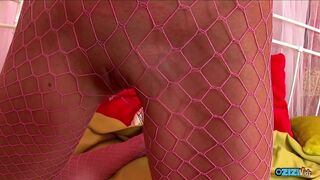 Kecses világos szőke tinilány szopogatta saját puncáját vadító hálós harisnyában