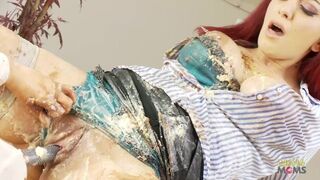 Vörös hajú barinő születésnapi lesbi vadulása gigászi cicis fekete hajú milf-fel