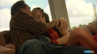 Forróság a kanapén – parázs pásztoróra a fekete hajú milf-fel