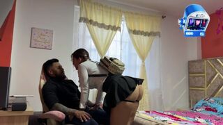 Egyedül vagyok a tesóm vonzó barátnőjével, és gumi nélkül megbasszuk egymást, bele is élvezek a pinájába